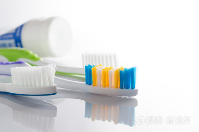 白色背景上的牙刷與牙膏 守護口腔衛生的日常伴侶